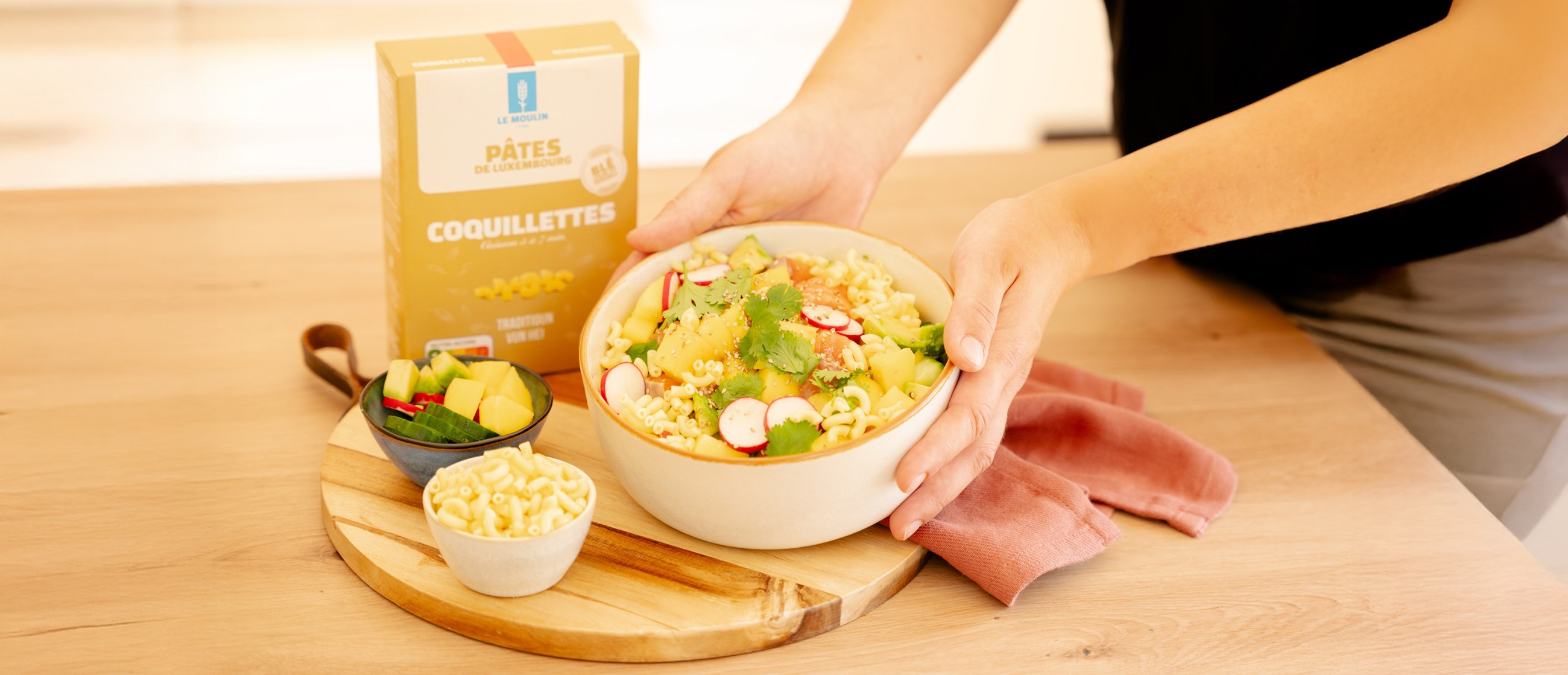 poké bowl au saumon, avocat et coquillettes