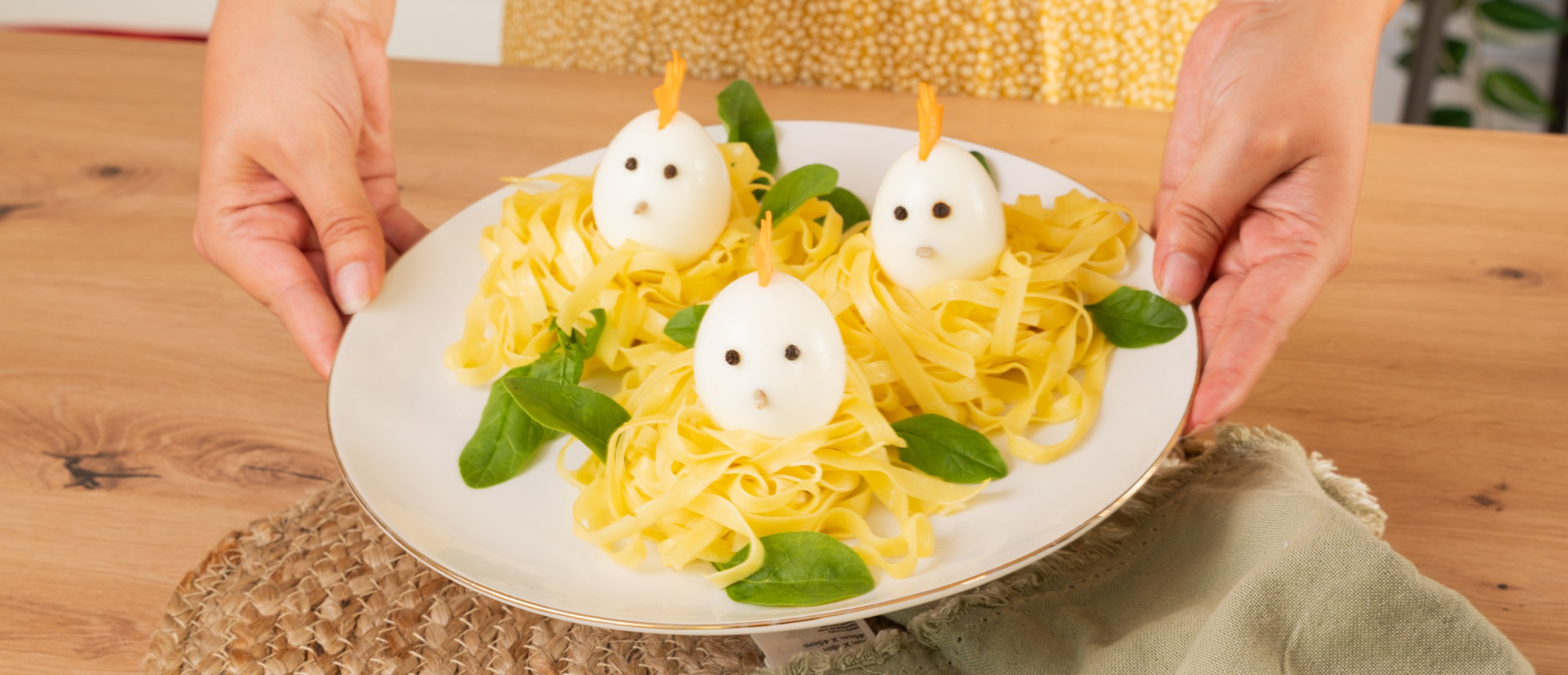 Poussins dans leur nids de tagliatelle