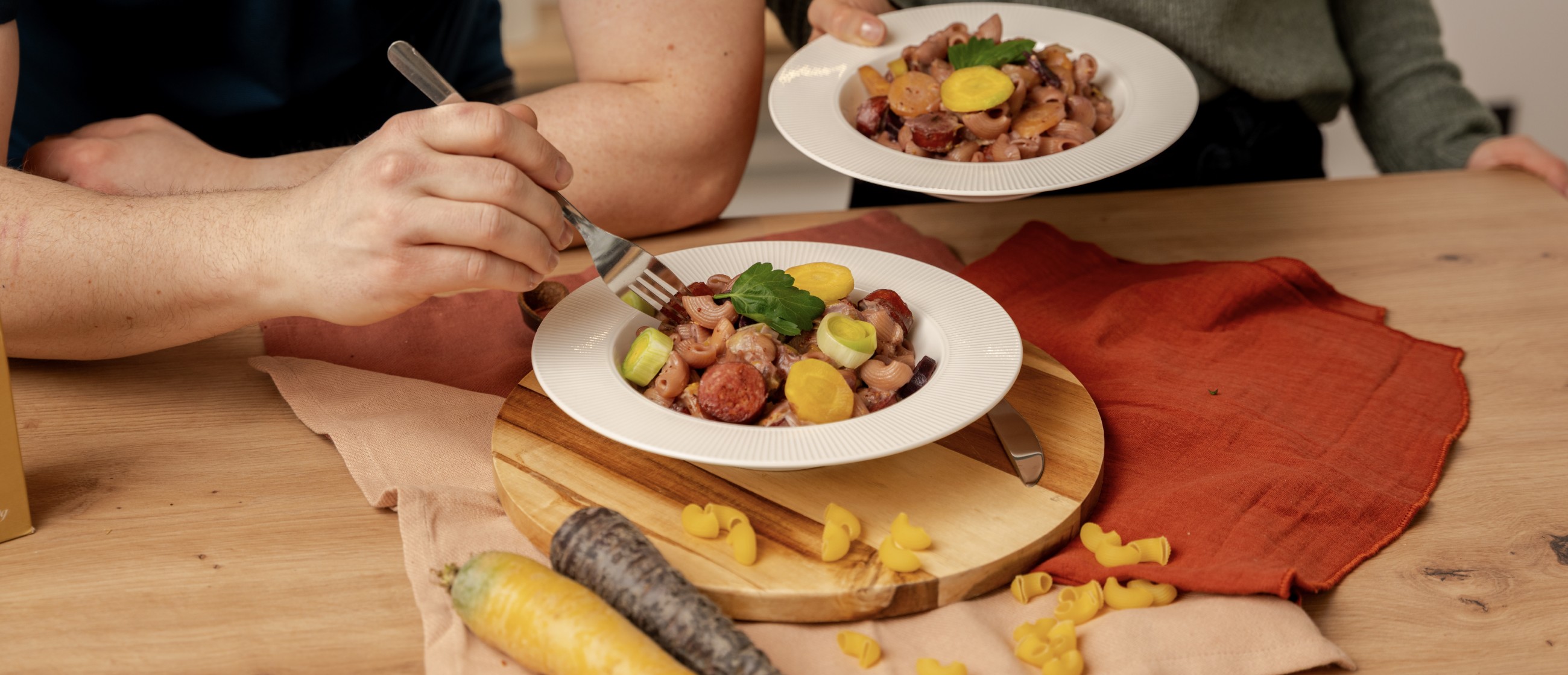 One-Pot Pipe Rigate aux Légumes d’Hiver, Mettwurst & Sauce Moutarde