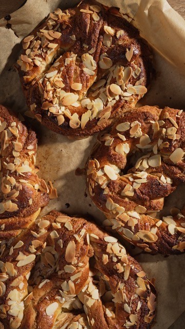 plusieurs bretzels aux amandes